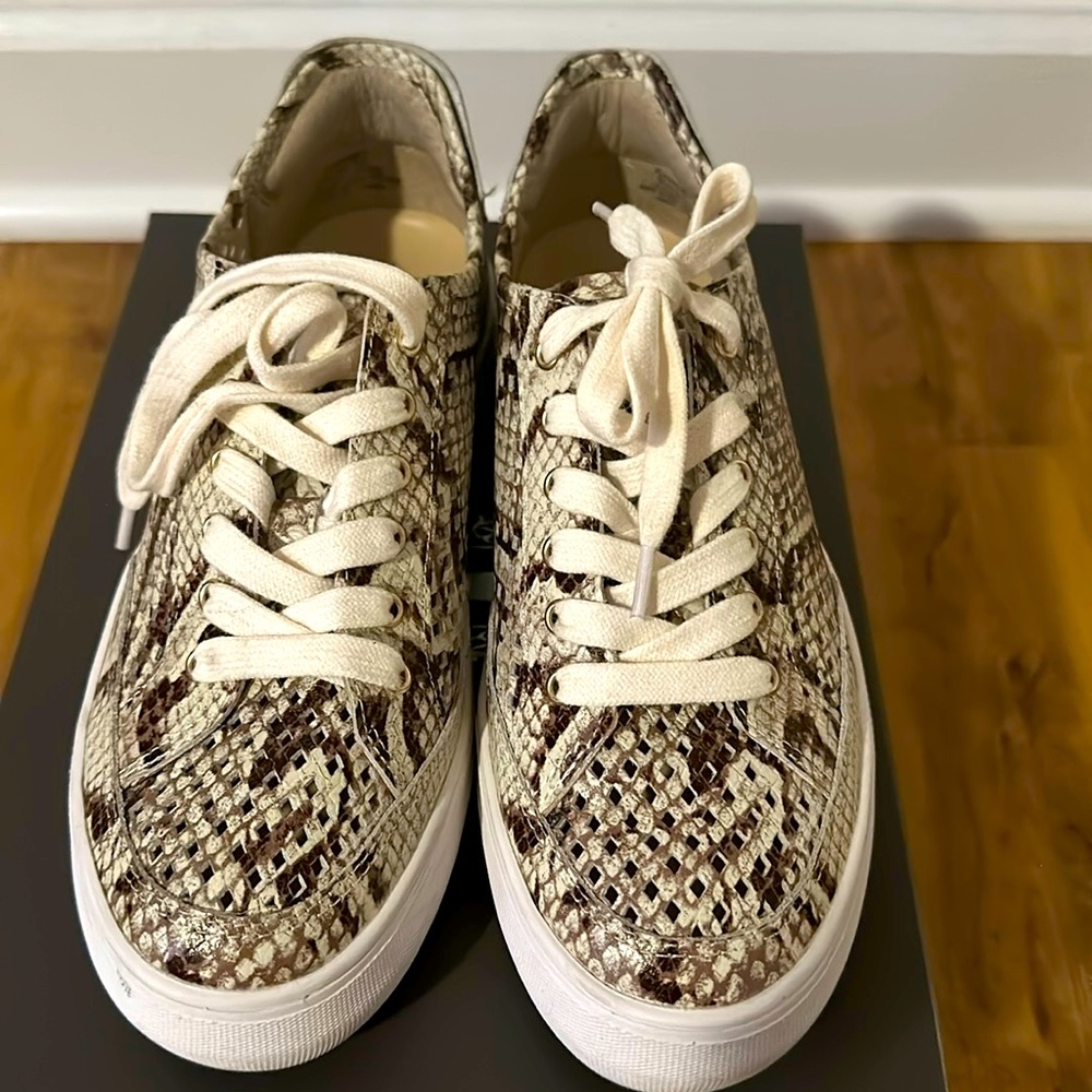VINCE CAMUTO SNEAKERS 
GENTLY WORN 
THICK SOLE 
OATMEAL MULTI COTIA SNAKE